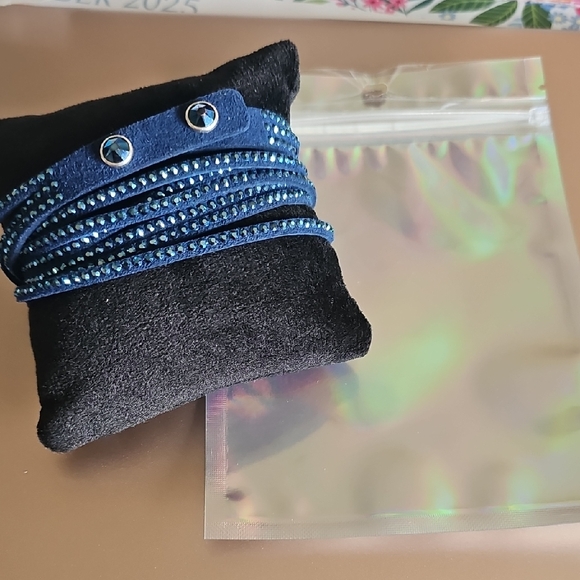 Touchstone Crystal Wrap Star Bracelet  (NAVY) - Picture 1 of 3